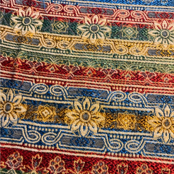 Multicolor Patterned Blanket 🧺 - Picture 5 of 7